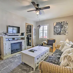 Holiday home Enchanting Retreat With Deck Walk To Midtown!, Reno