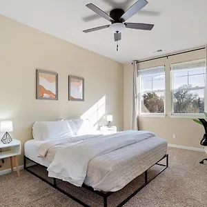 Apartment High End Midtown With Fireplace And Ensuite Baths, Reno